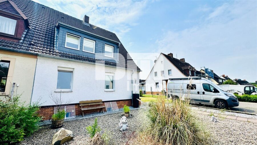 Modernisierte Doppelhaushälfte mit großem Grundstück und vielen Extras - Frontansicht / PKW STellplatz